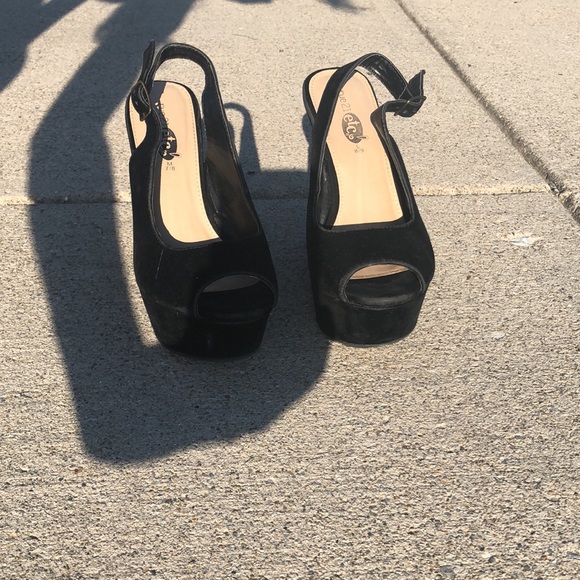 Black, open toe wedged platforms - Picture 3 of 3